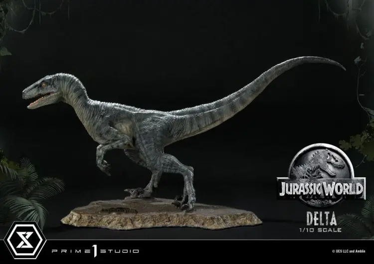 JURASSIC WORLD - Delta - Statuetka 17 cm