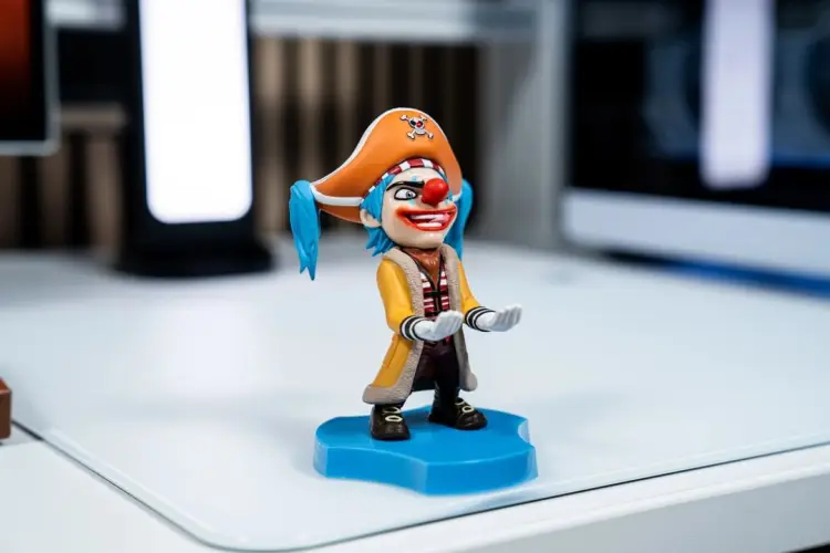 ONE PIECE NETFLIX - Buggy - kontroler "Holdem" i obsługa telefonu - 11 cm