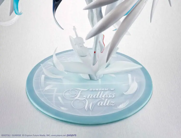 GUNDAM X HATSUNE MIKU - Lucra Miku x Wing Gundam Zero - Statua 27 cm