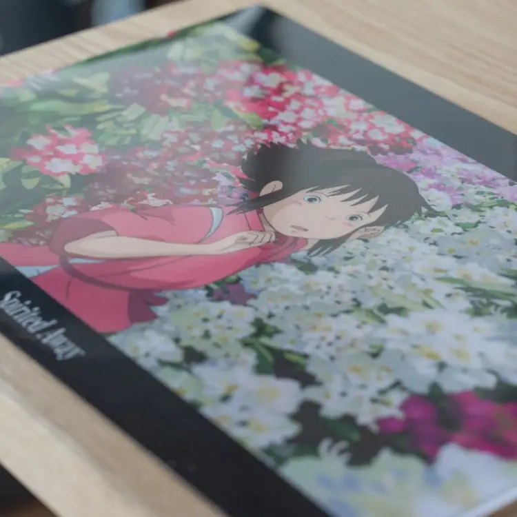 SPIRITED AWAY - Wśród kwiatów - Przezroczysty plakat w formacie A4 305x220 mm