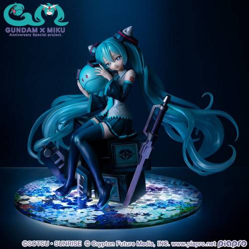Megahouse - GUNDAM X HATSUNE MIKU - 45th Anniversary - Statue Lucrea 17cm