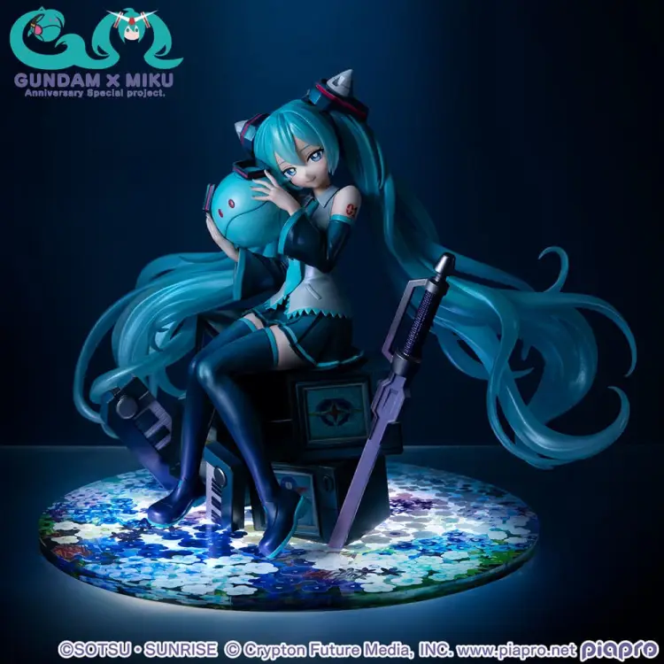 Megahouse - GUNDAM X HATSUNE MIKU - 45th Anniversary - Statue Lucrea 17cm
