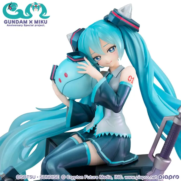 Megahouse - GUNDAM X HATSUNE MIKU - 45th Anniversary - Statue Lucrea 17cm