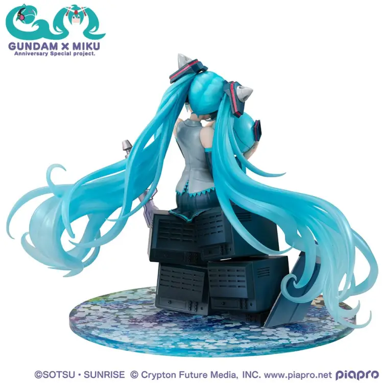 Megahouse - GUNDAM X HATSUNE MIKU - 45th Anniversary - Statue Lucrea 17cm