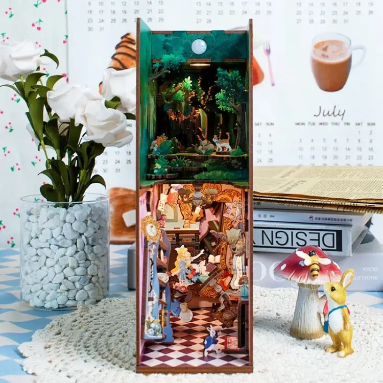 Tonecheer - BOOK NOOK KIT - DIY- Alice in Wonderland - 184pcs + LED Light